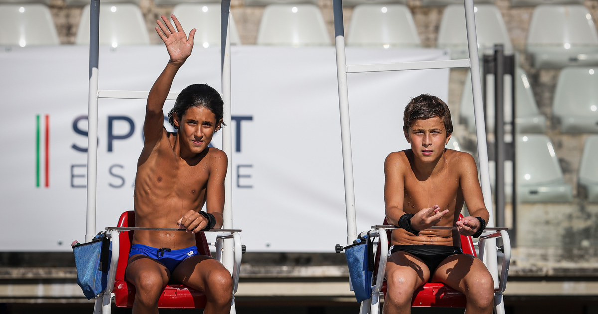Foto: Denis und Marco auf Kampfrichterstühlen während des Roma Junior Diving Cups 2023