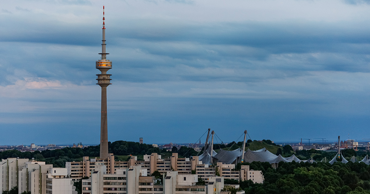 Foto: München Olympiapark mit Fernsehturm zur späten Abendstunde